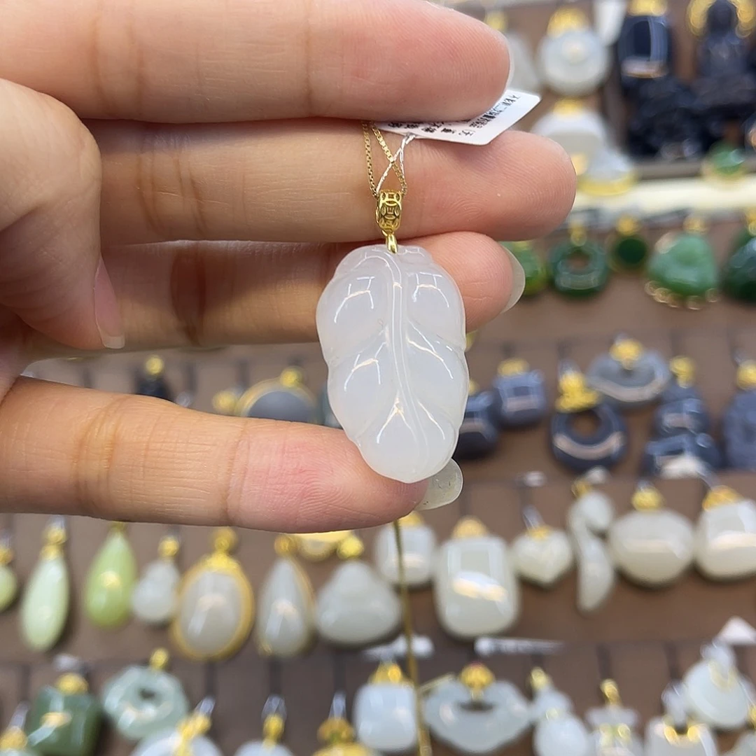 和田玉18K金镶嵌吊坠(赠链)