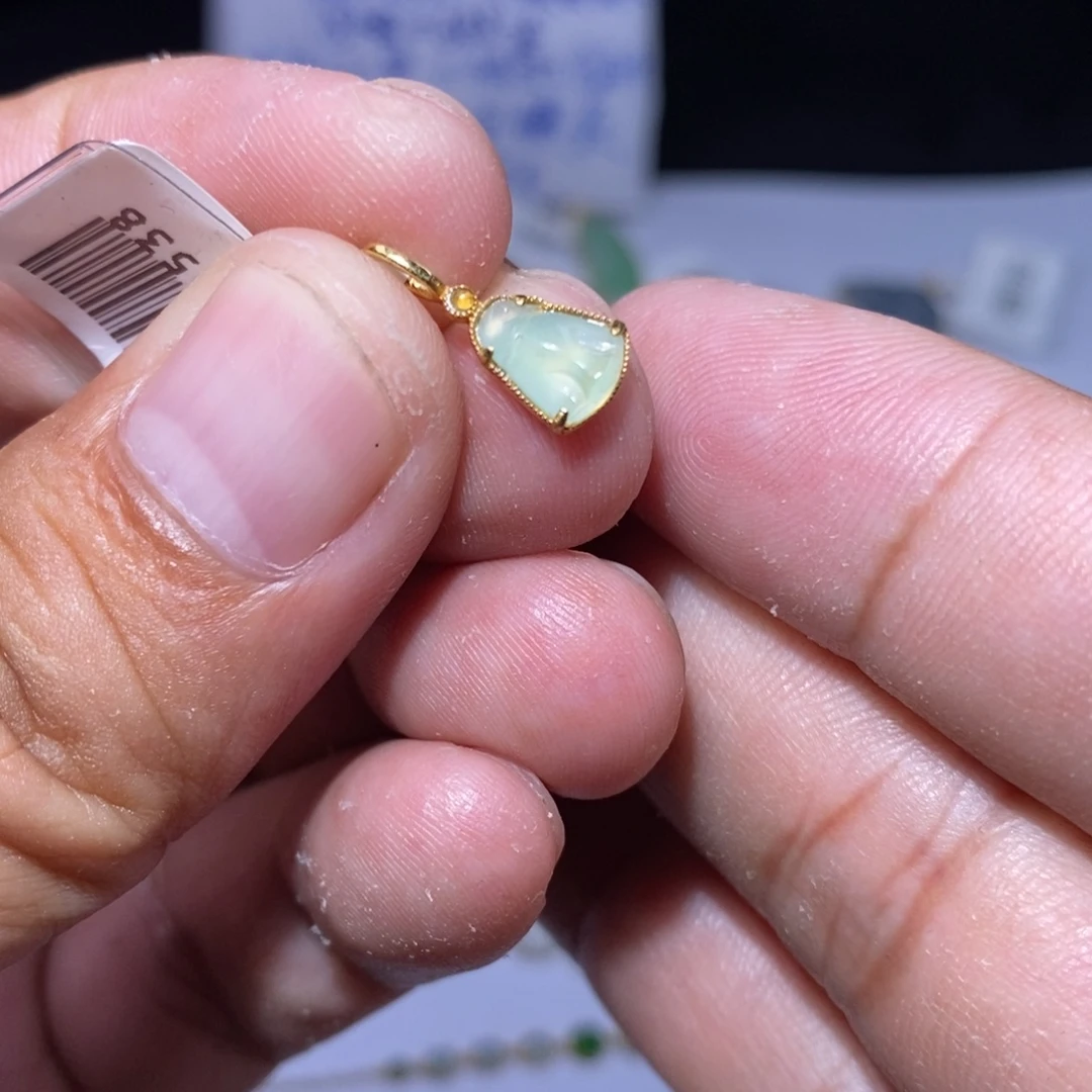 颈饰18K金镶嵌翡翠