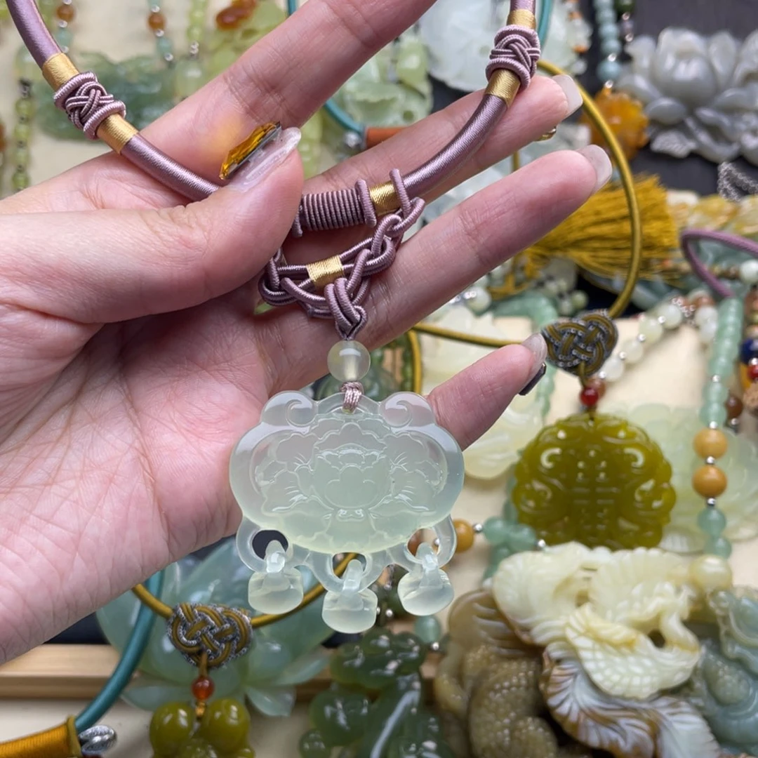 蛇纹石玉颈饰未镶嵌