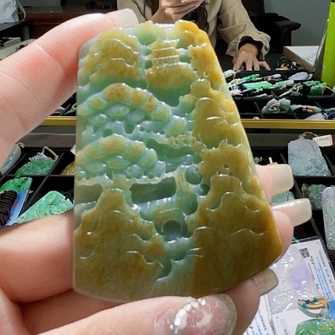 翡翠未镶嵌颈饰一个