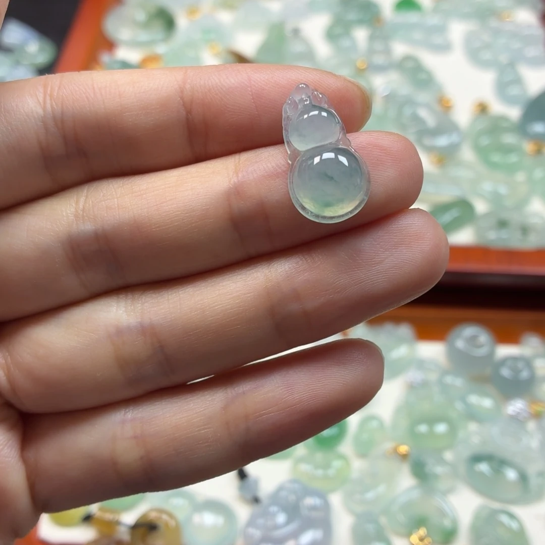 翡翠未镶嵌颈饰葫芦