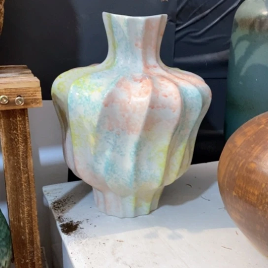 瓶景德镇陶瓷。景德镇陶瓷