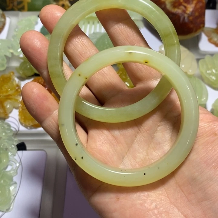 璨***享蛇纹石玉未镶嵌颈饰