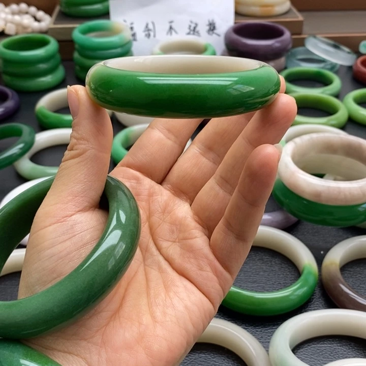 石英质玉手镯未镶嵌