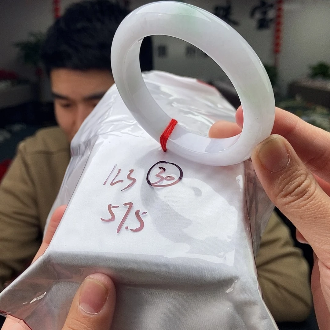 翡翠手镯未镶嵌拍一发一