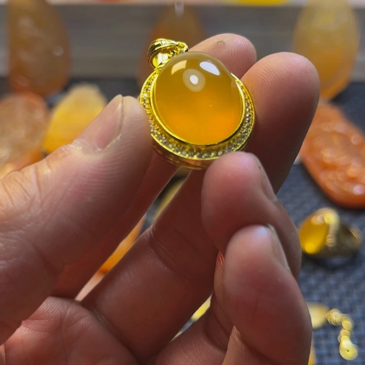 乌***站石英质玉未镶嵌旦面