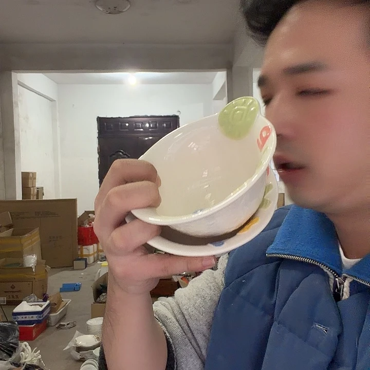 一套装的瓷器的东西