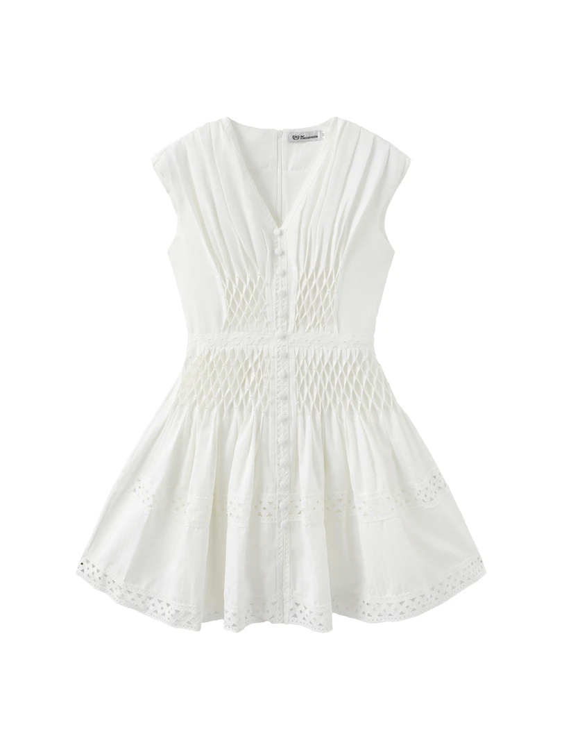 2024越南小众新款v领钩花重工钉珠小个子白色褶皱单排扣连衣裙