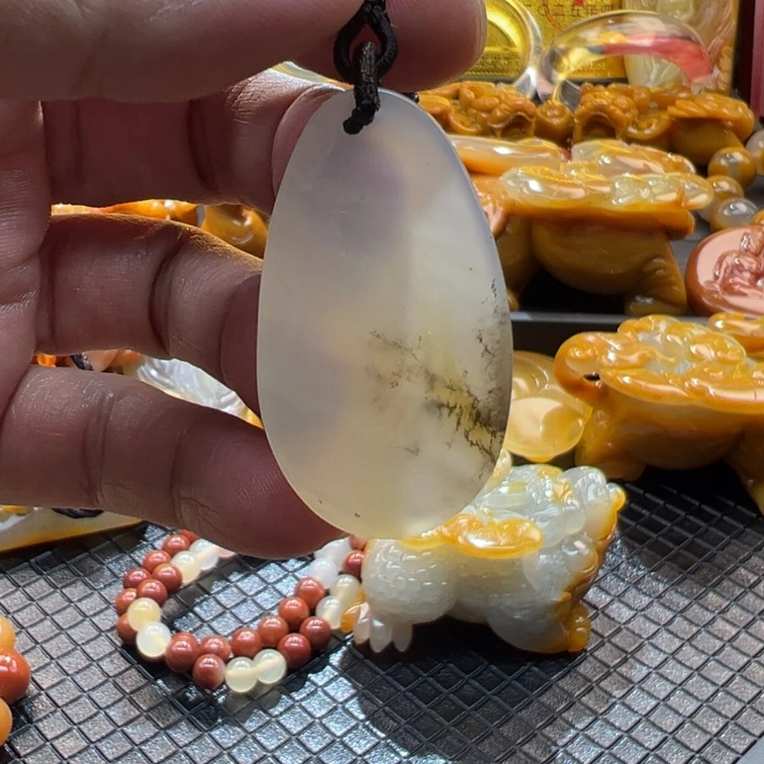 颈饰未镶嵌石英质玉