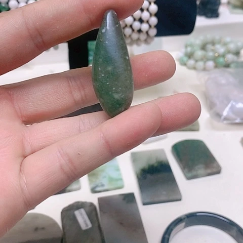 独山玉未镶嵌颈饰