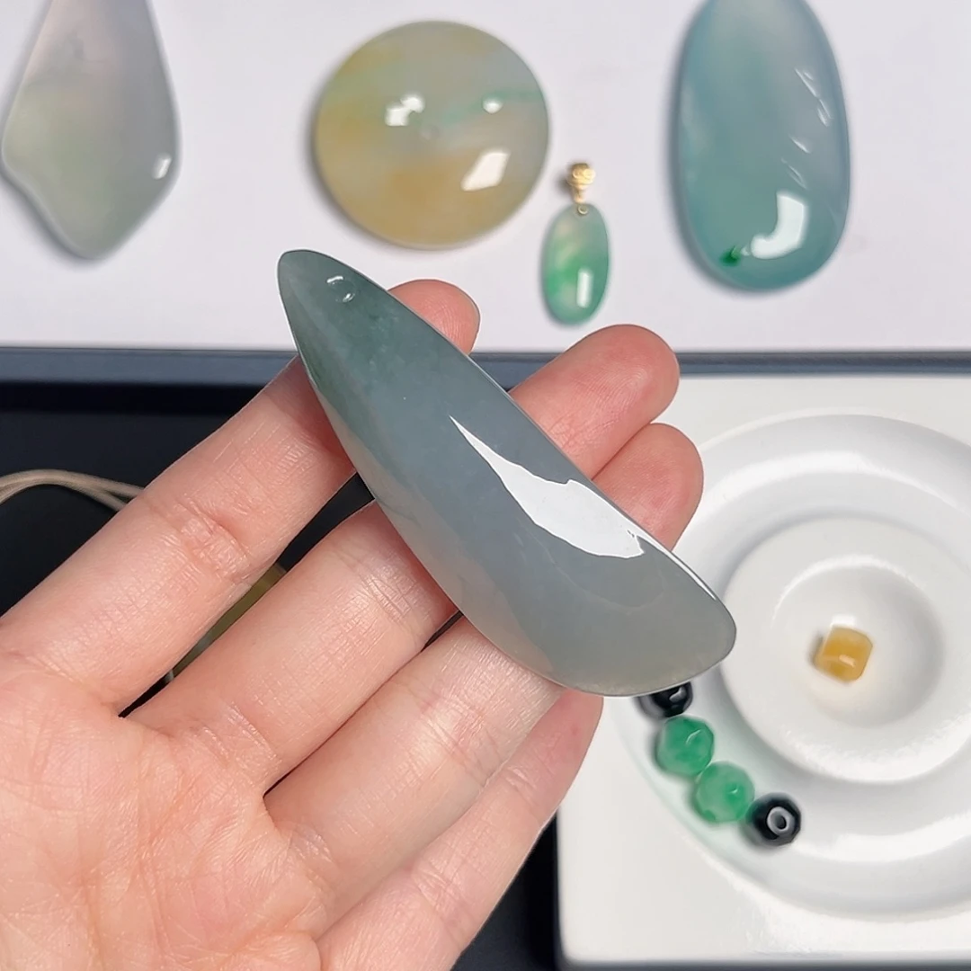 翡翠未镶嵌颈饰逍遥游