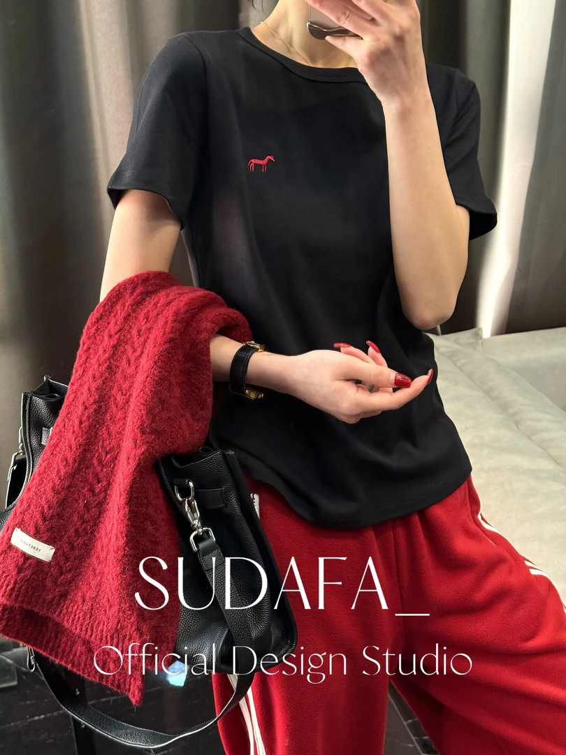 SUDAFA-【登高马】极简高级显瘦修身刺绣小马正肩圆领短袖DX26001