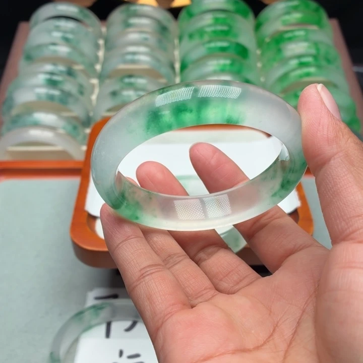 虎***庄石英质玉未镶嵌手镯