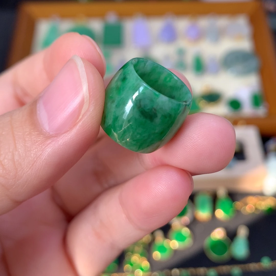 翡翠未镶嵌颈饰路路通