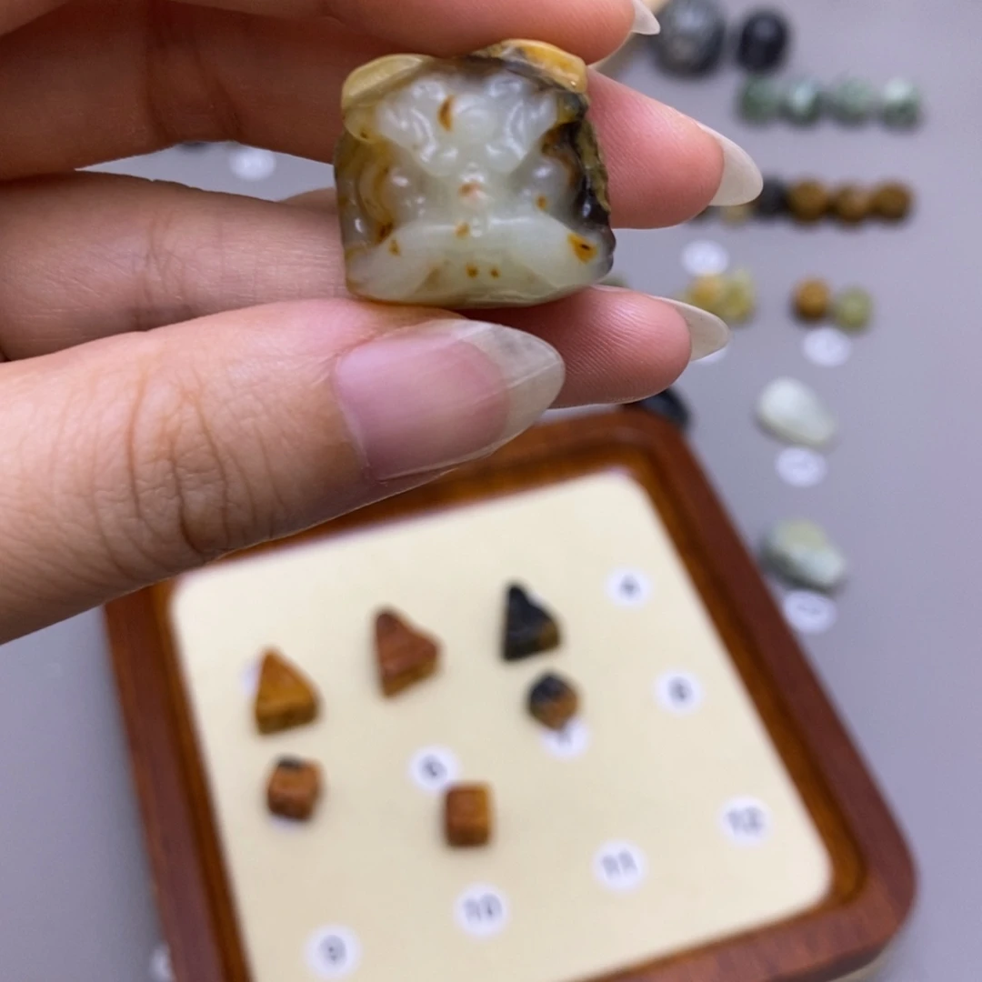 石***缘未镶嵌蛇纹石玉配饰