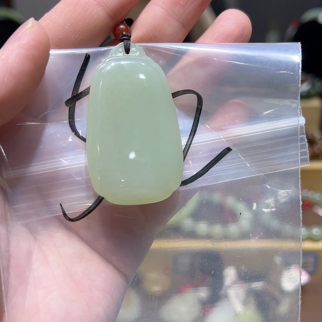 颈饰未镶嵌和田玉（糖玉）青白玉无事牌