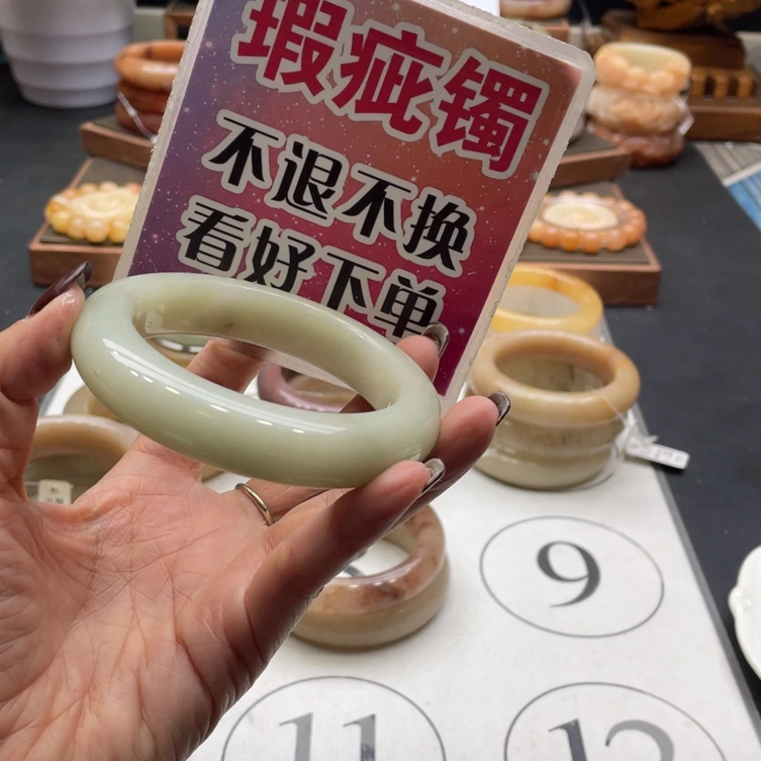 -***忧石英岩玉未镶嵌手镯