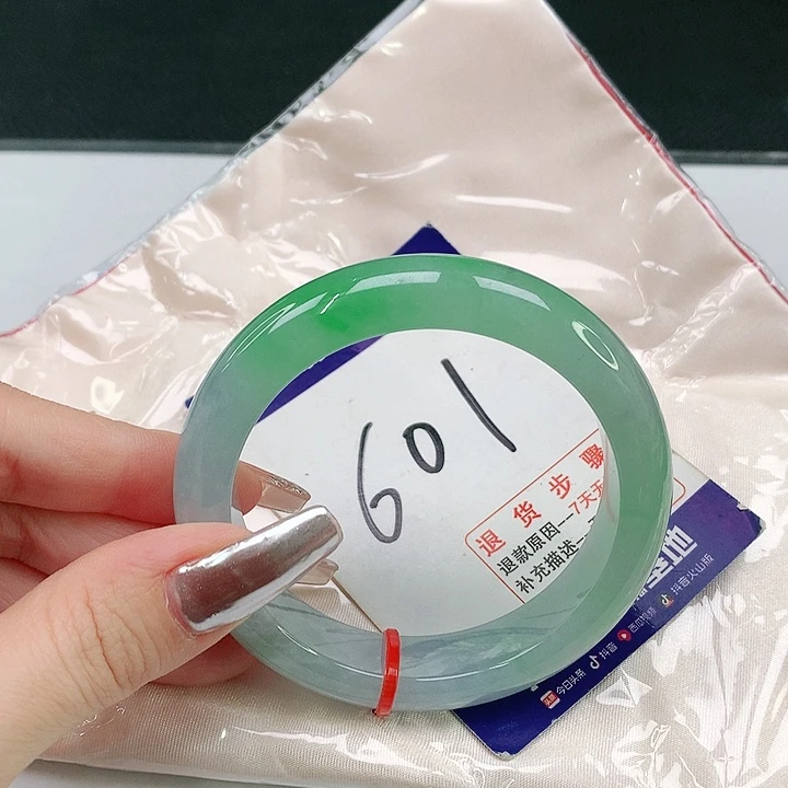 翡翠手镯未镶嵌听****i翡翠手镯