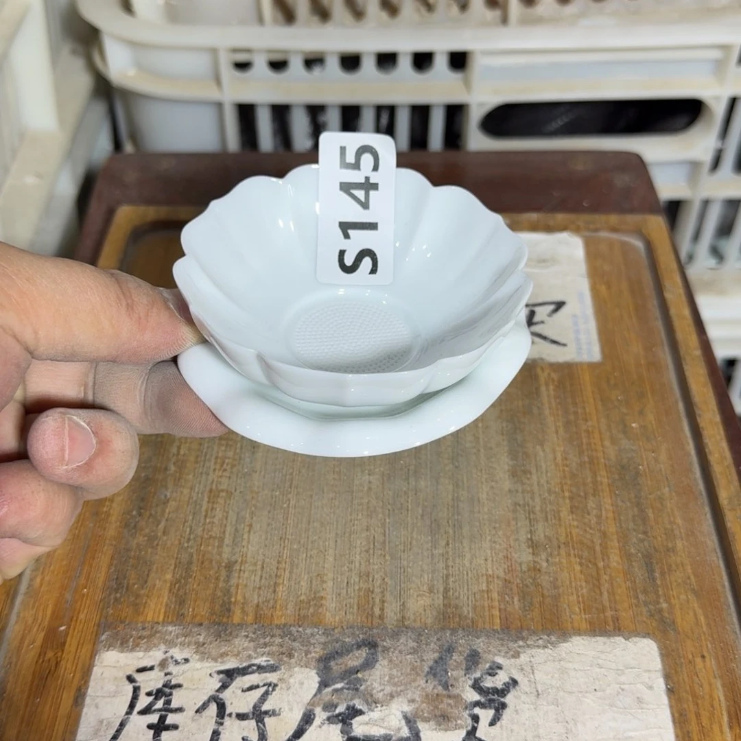 微瑕疵介意勿拍陶瓷器皿H714