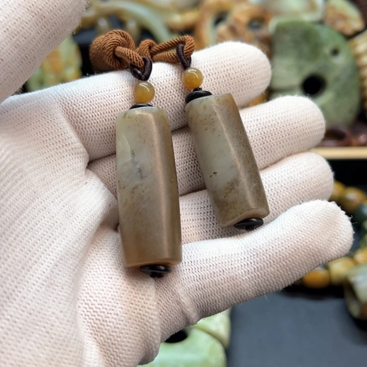 未镶嵌岫岩河磨玉（透闪石质玉）车挂