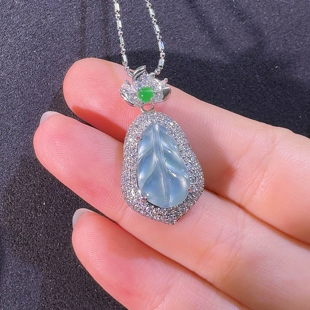 翡翠未镶嵌颈饰琵琶叶