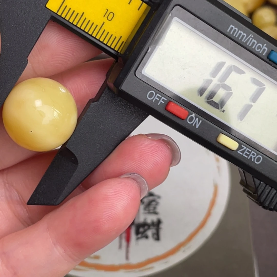 未镶嵌琥珀裸石微瑕163