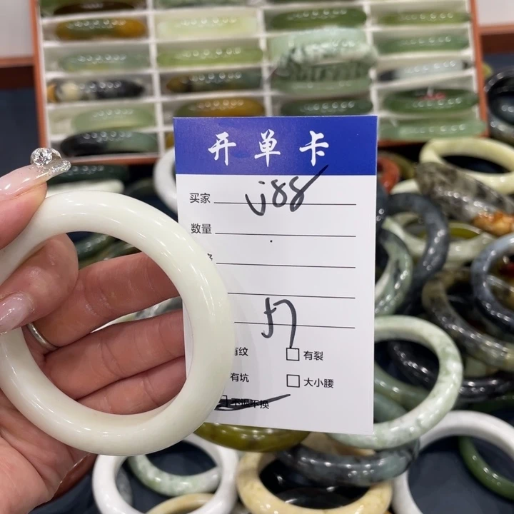 蛇纹石玉未镶嵌手镯
