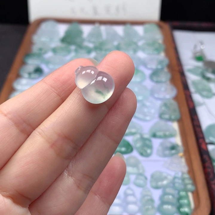 颈饰未镶嵌翡翠高冰飘花葫芦