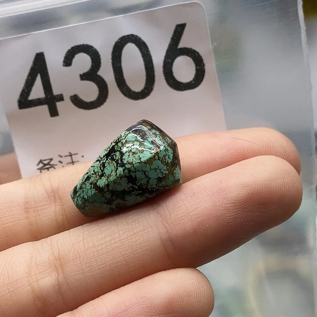 得***劲绿松石未镶嵌颈饰