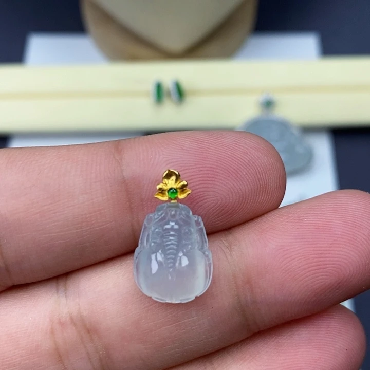 翡翠18K金镶嵌吊坠(赠链)貔貅