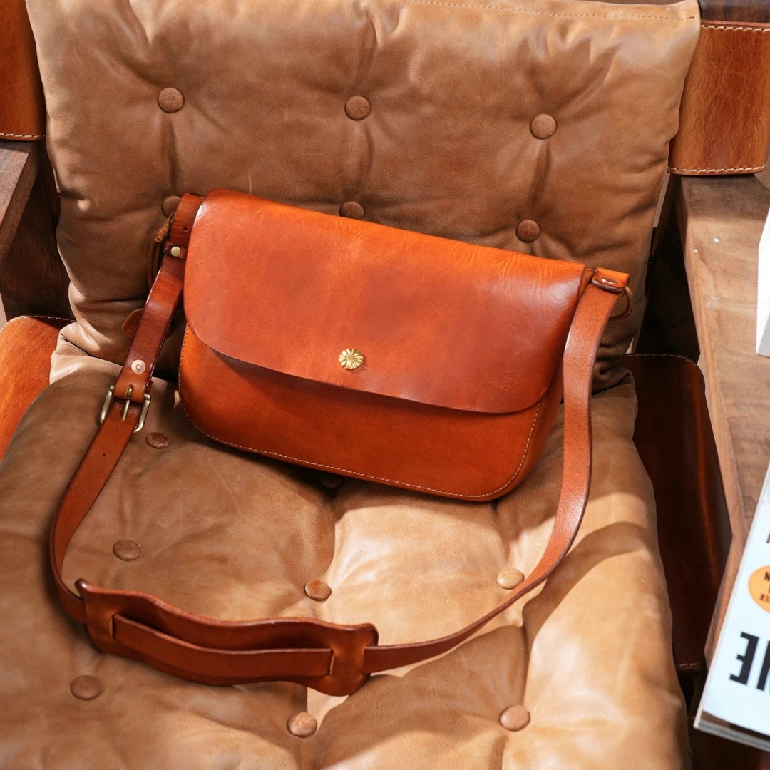 【新品】经典复古邮差包洗水做旧油蜡牛皮单肩斜挎包重工中性