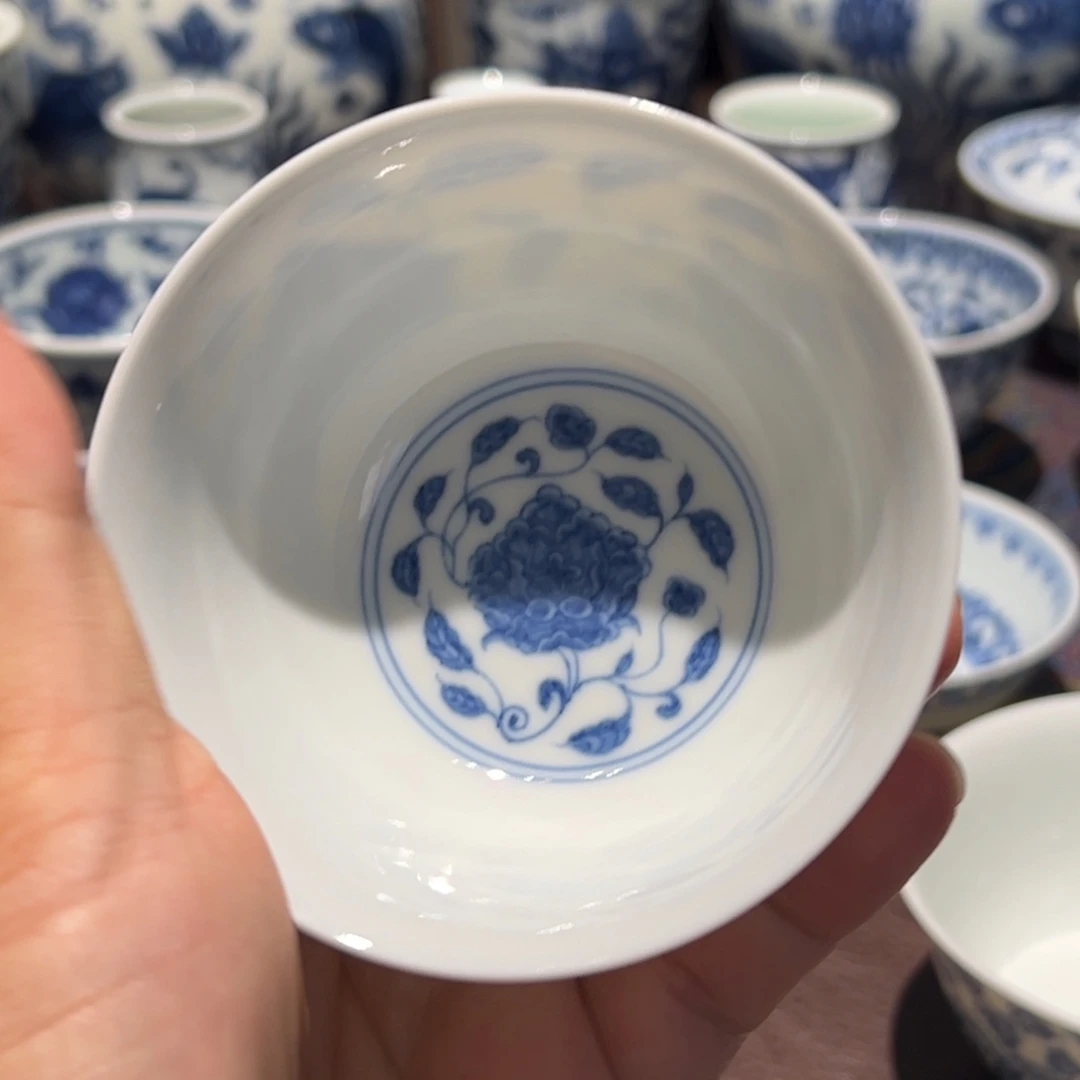 精品青花缠枝花卉卧足缸杯口径约8.5厘米