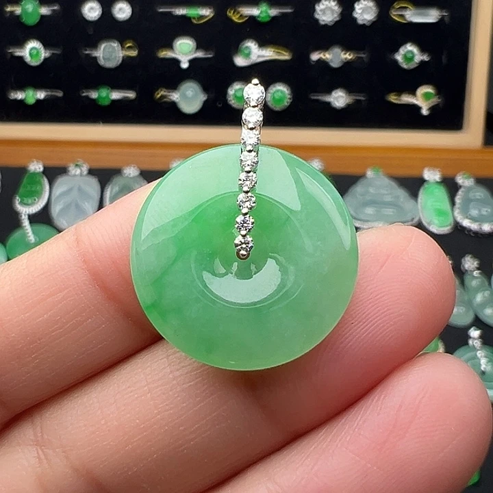 翡翠18K金镶嵌颈饰扣