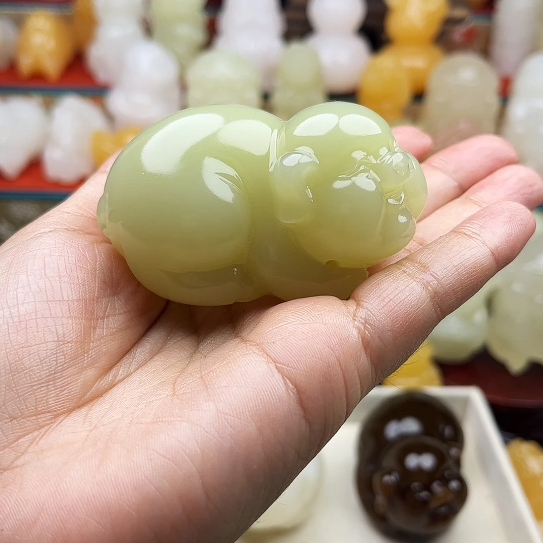 潘***锋石材猪猪手吧摆件