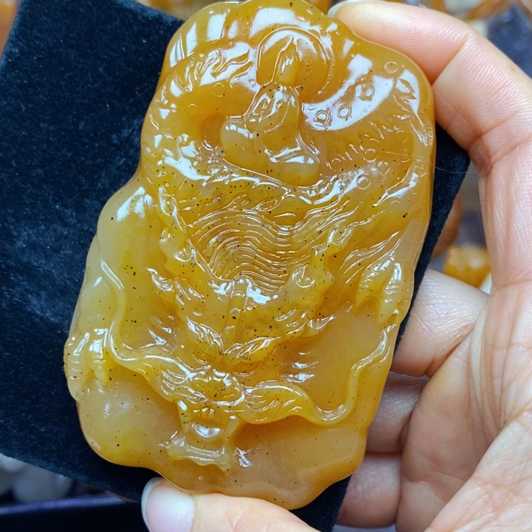 未镶嵌石英质玉（黄龙玉）颈饰