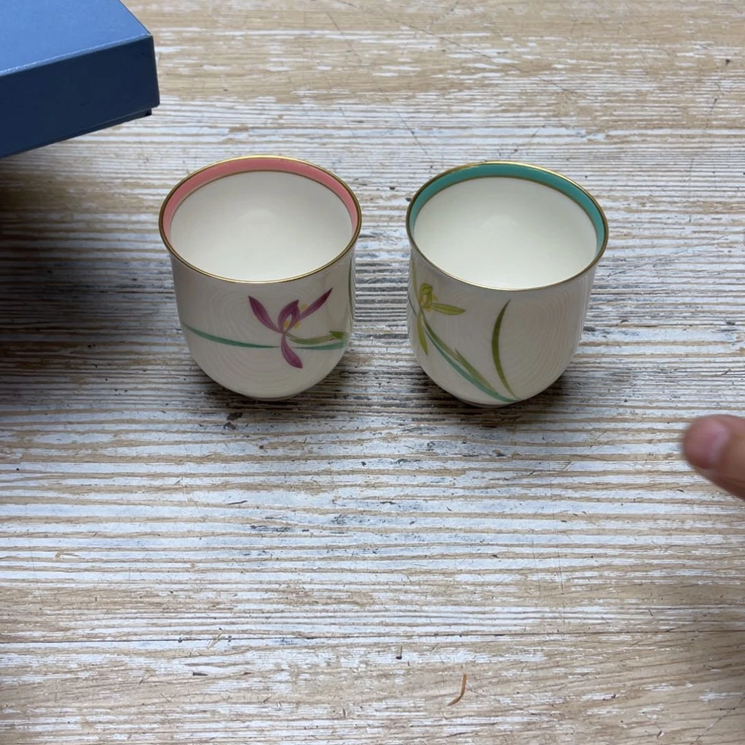 瓷片买****娇密密麻麻地排列着一个