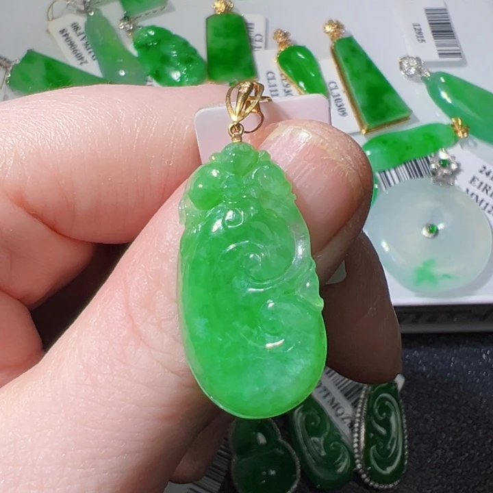 颈饰18K金镶嵌翡翠