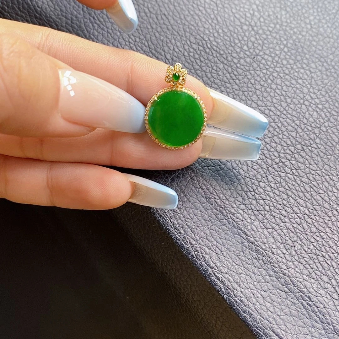 翡翠18K金镶嵌颈饰翡翠