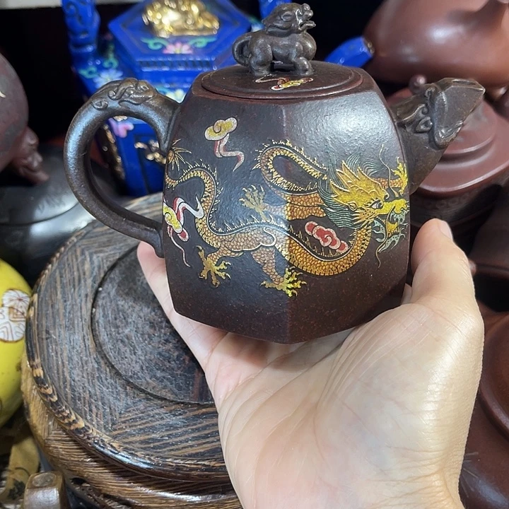 茶壶紫砂原矿泥料手工制作的一把紫砂壶。