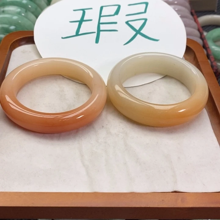 王***子石英质玉未镶嵌手镯