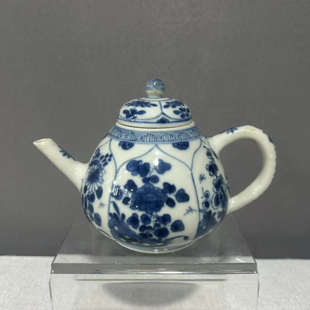 A0910038 清早期 青花开窗花卉纹壶（口径约4.3 总长15.5 高10.5）