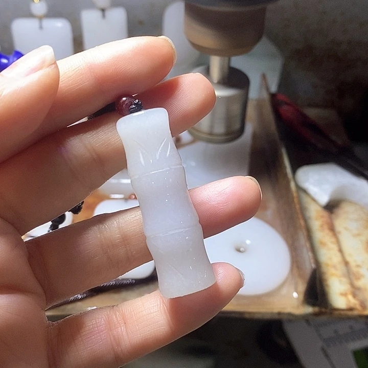 石英质玉颈饰未镶嵌L**?