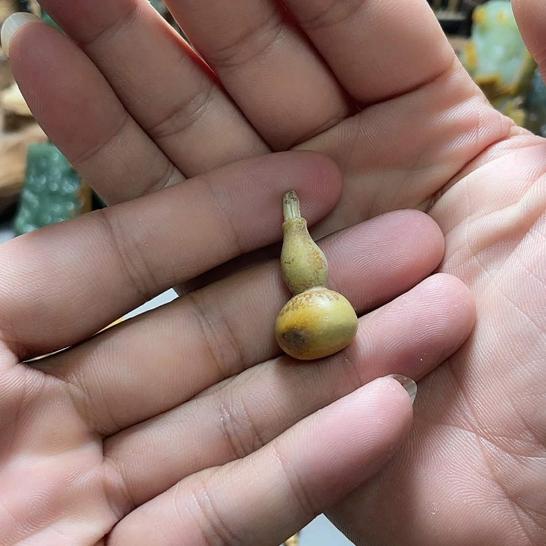 【闪购商品】未镶嵌岫岩河磨玉（透闪石质玉）挂件别**恙