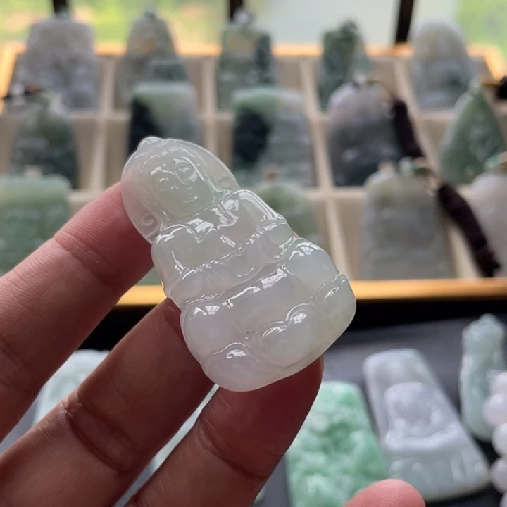 科***代翡翠未镶嵌颈饰观音