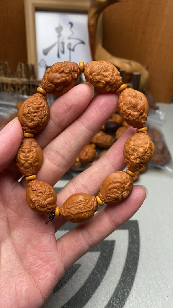 橄榄核雕工艺手串龙财神