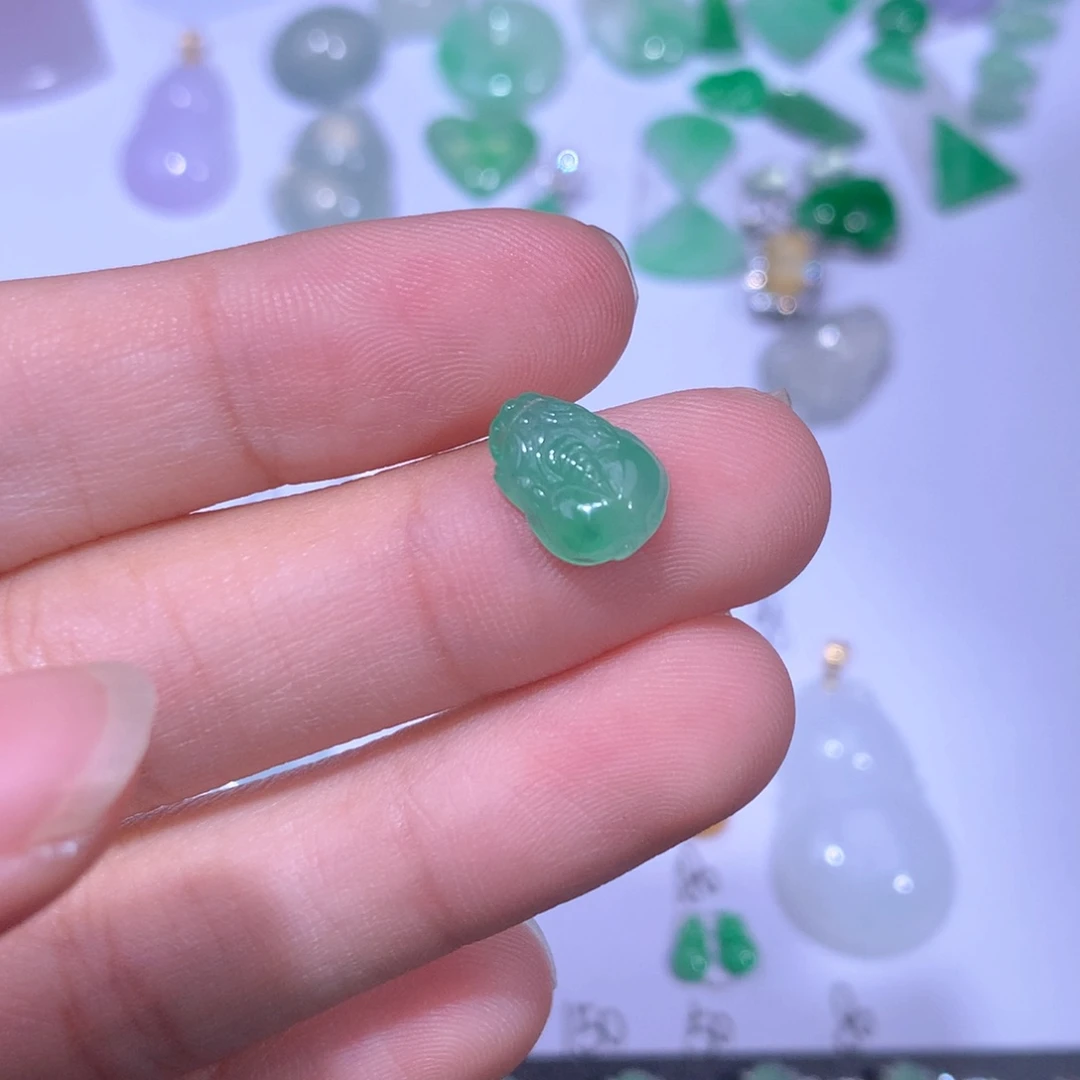 翡翠未镶嵌颈饰貔貅