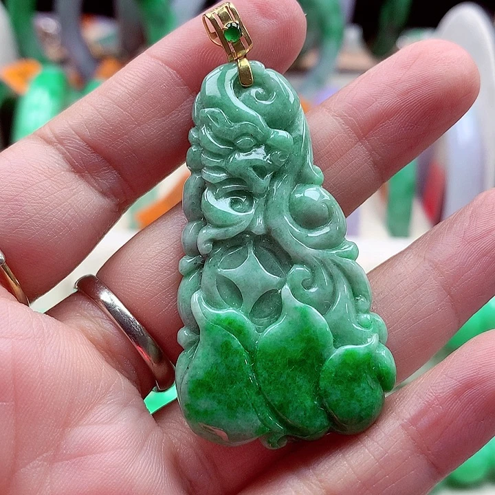 翡翠18K金镶嵌颈饰翡翠