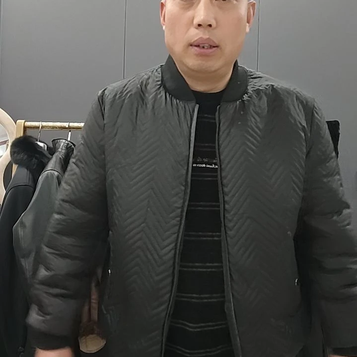 上衣服裤子里的了