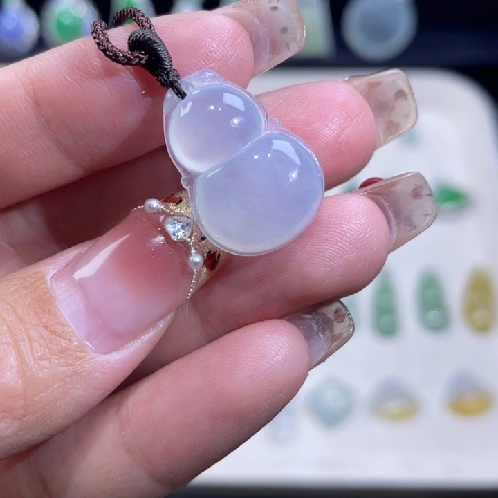 翡翠未镶嵌颈饰葫芦