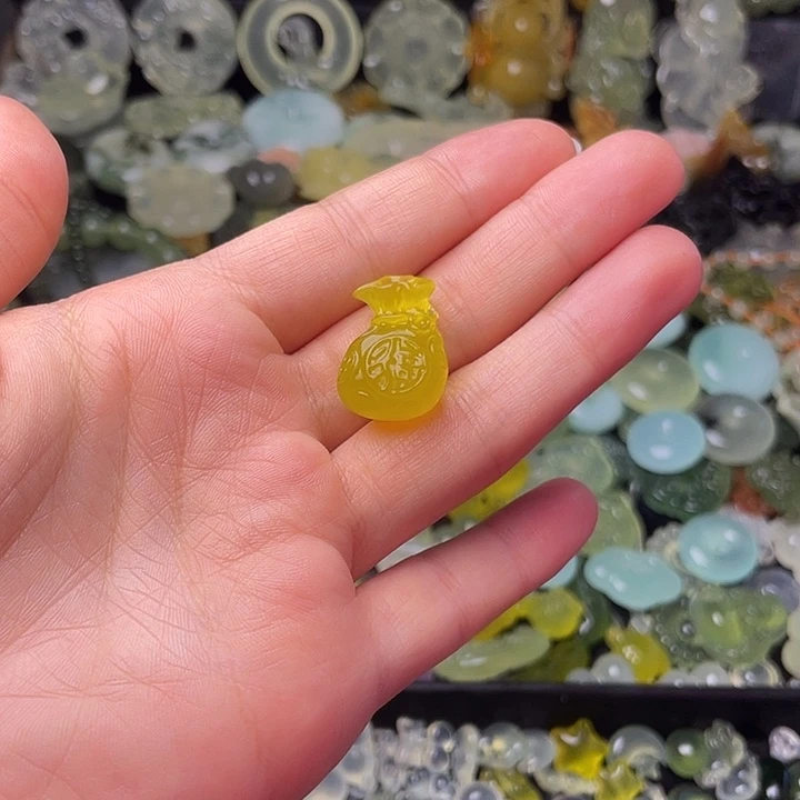 蛇纹石玉合金颈饰福袋